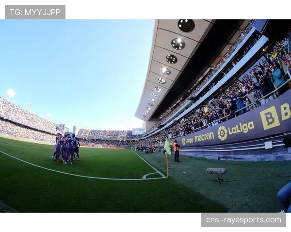 加的斯保级关键战后，主帅与全队绕场感谢主场球迷不离不弃